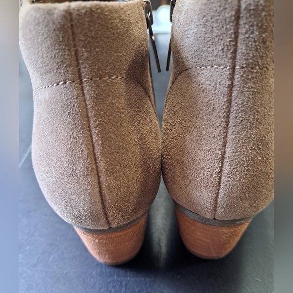Blondo Chelsea Tan Suede Ankle Bootiel  Size 8.5 - Picture 5 of 12